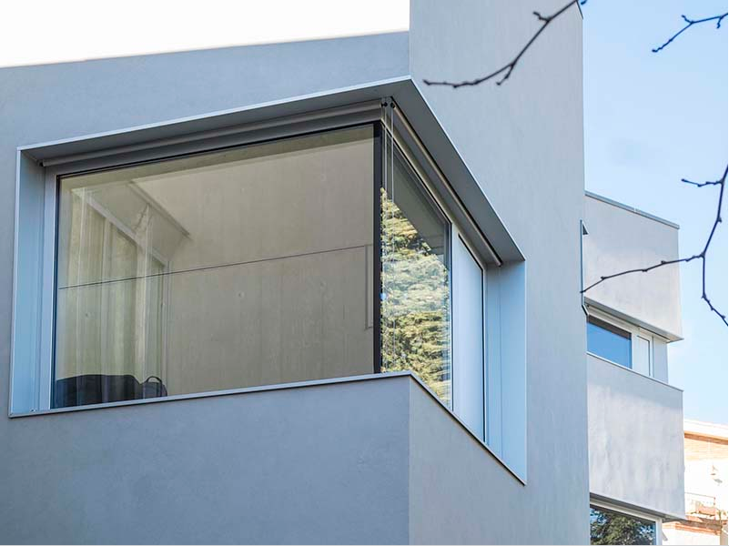 Corner butt joint window